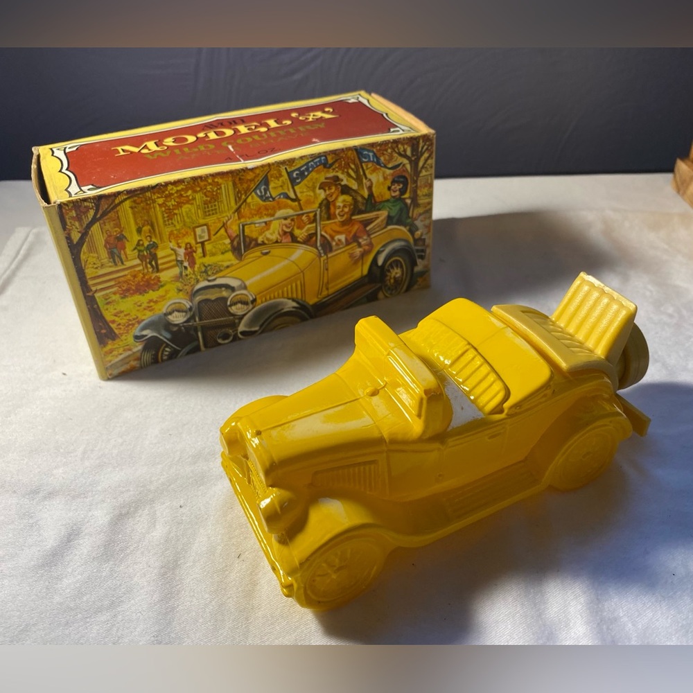 Vintage 1970s Avon Model 'A' Wild Country after shave collectible- original box